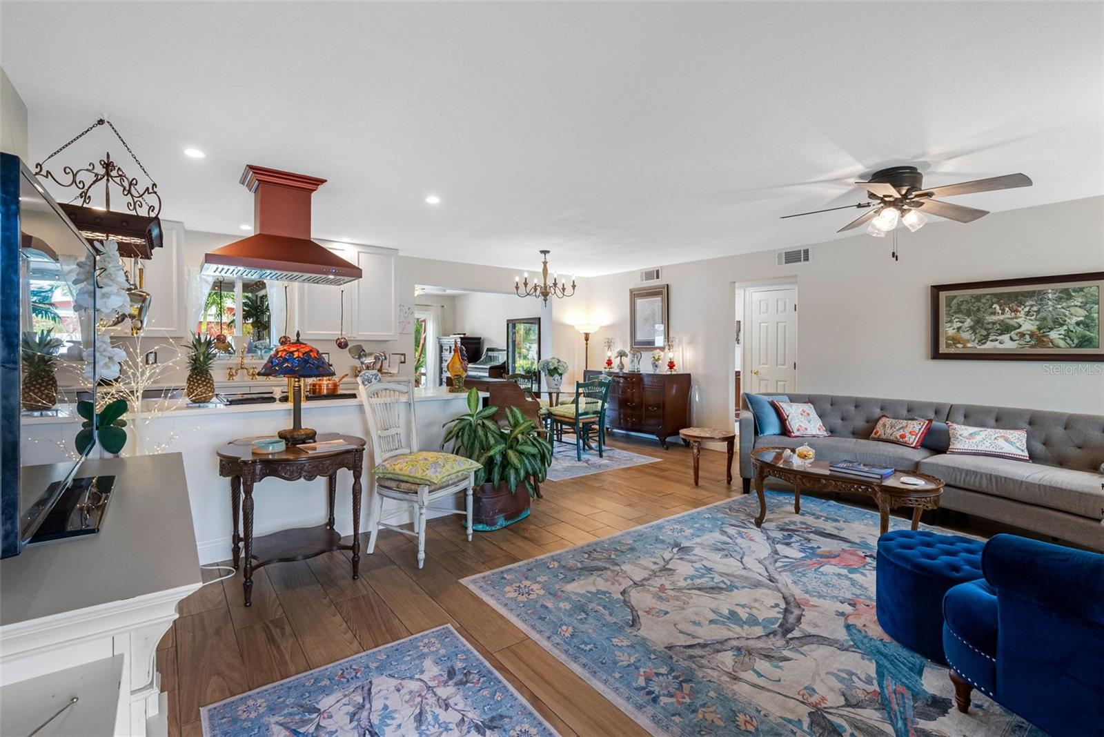 Listing photo id 10 for 621 77th Avenue