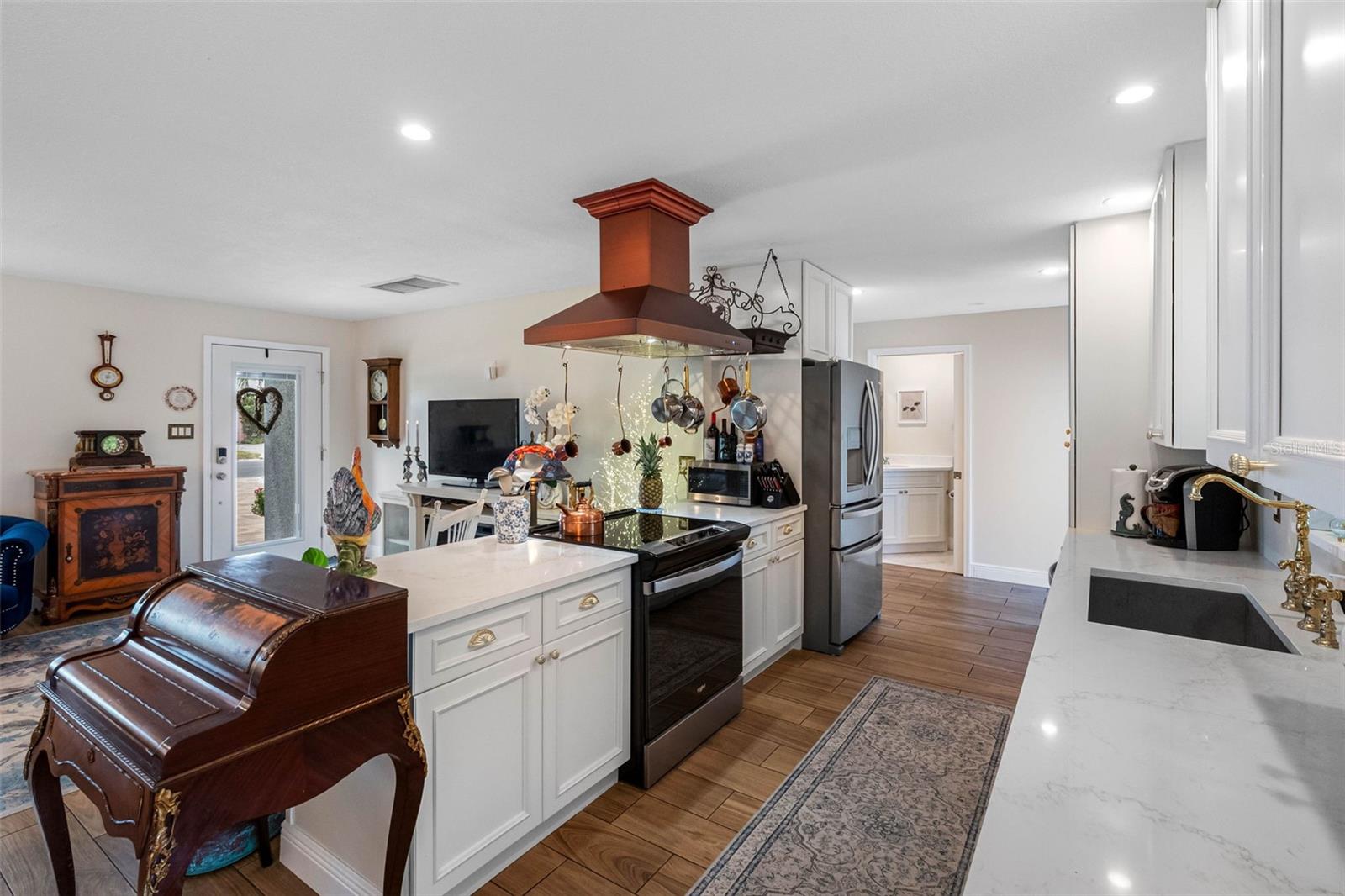Listing photo id 12 for 621 77th Avenue