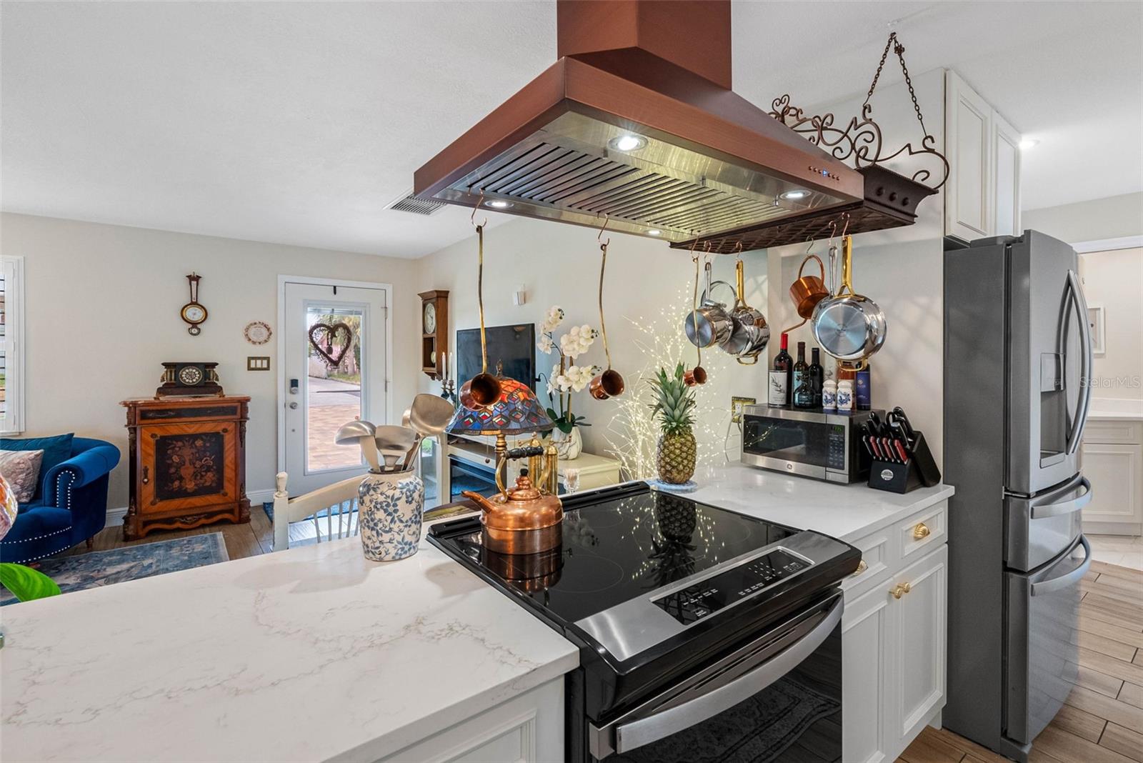 Listing photo id 13 for 621 77th Avenue
