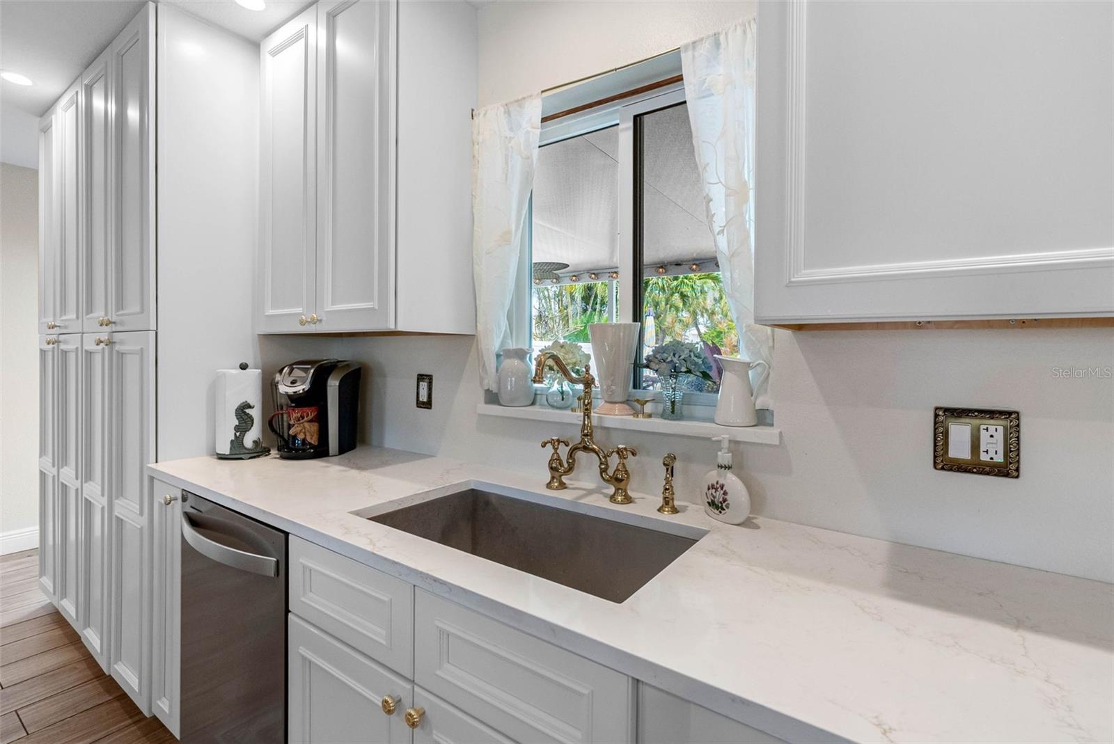 Listing photo id 15 for 621 77th Avenue