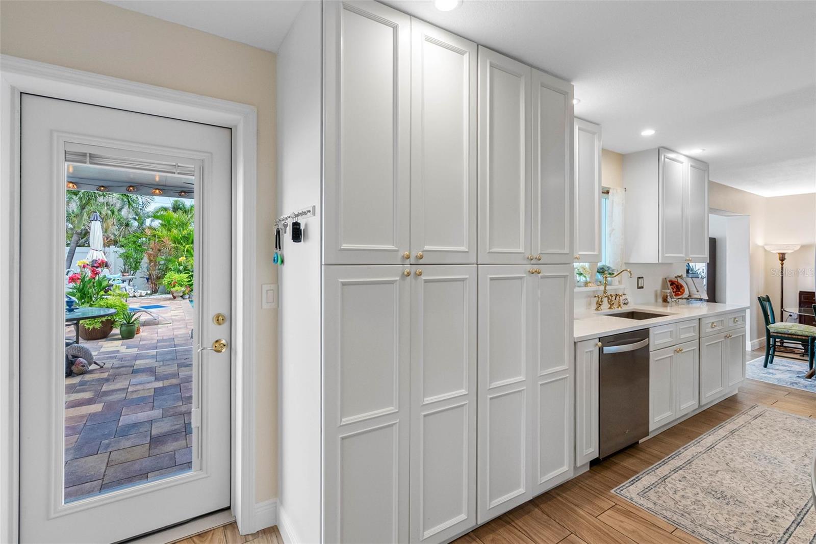 Listing photo id 16 for 621 77th Avenue