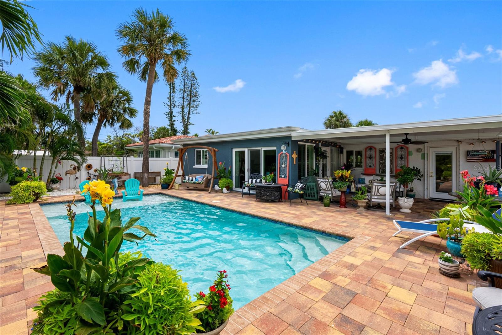 Listing photo id 17 for 621 77th Avenue