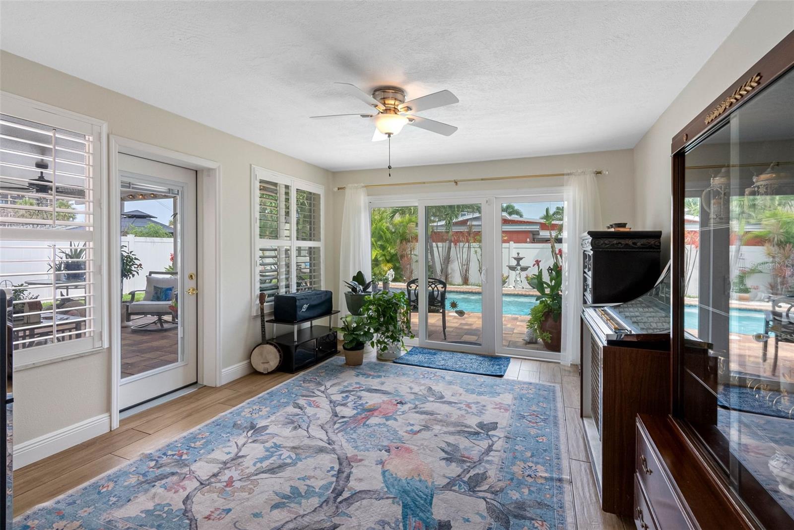 Listing photo id 21 for 621 77th Avenue