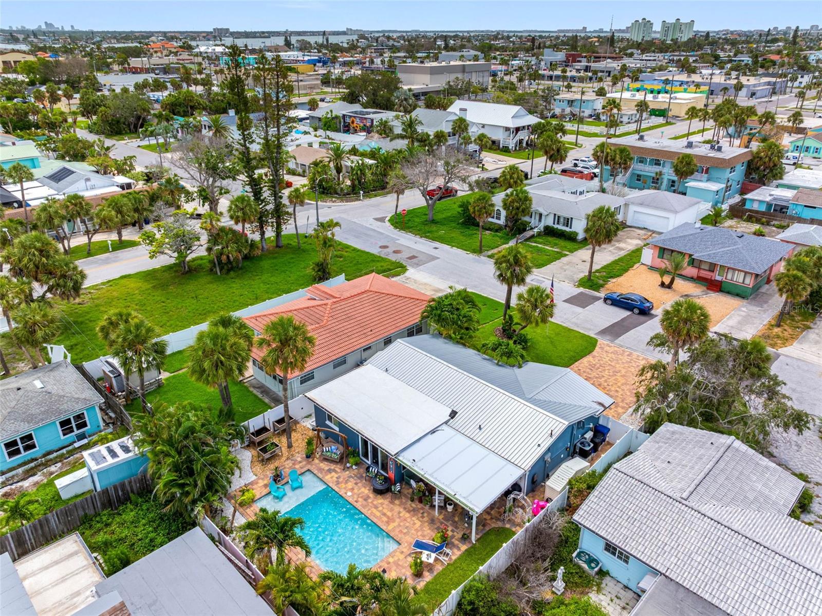 Listing photo id 35 for 621 77th Avenue