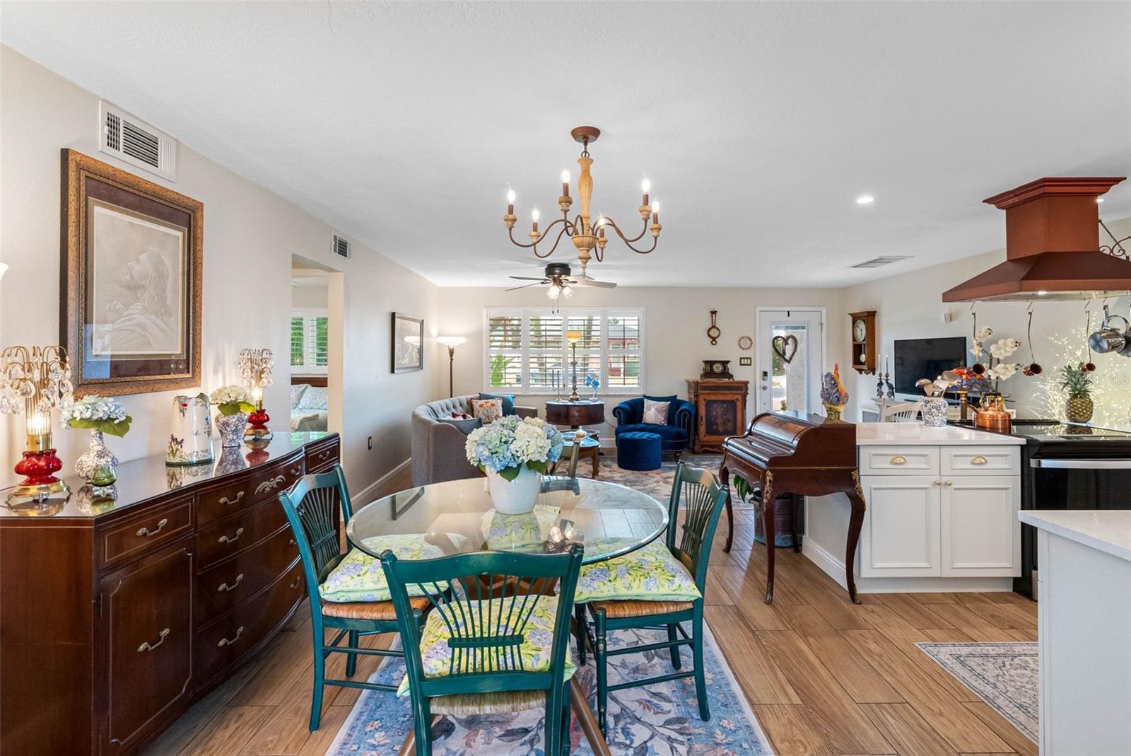 Listing photo id 3 for 621 77th Avenue