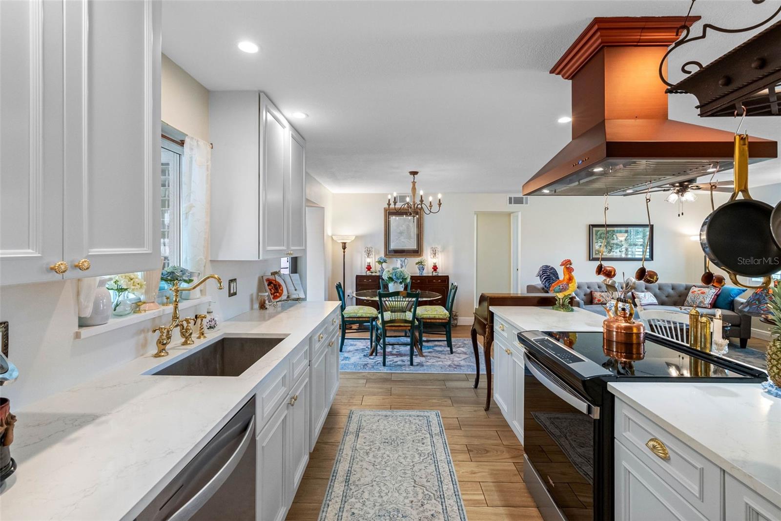Listing photo id 4 for 621 77th Avenue