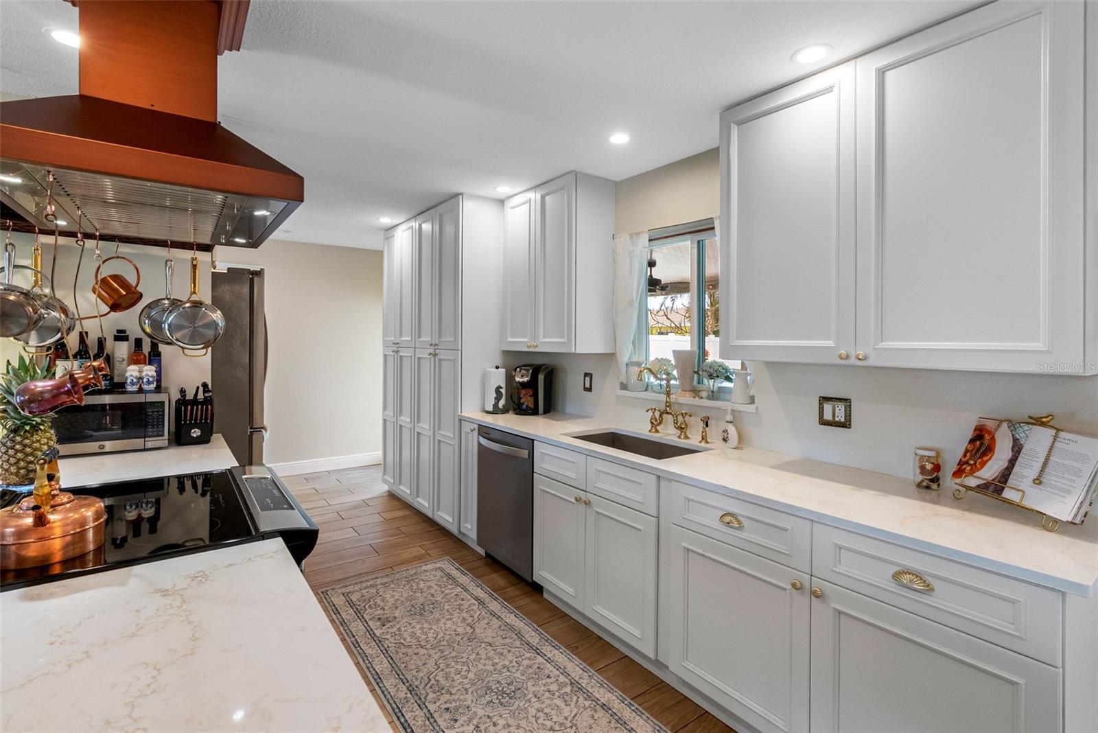 Listing photo id 7 for 621 77th Avenue