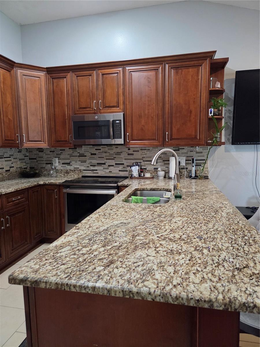 Image 7 of 29 For 8718 Lindenhurst Place