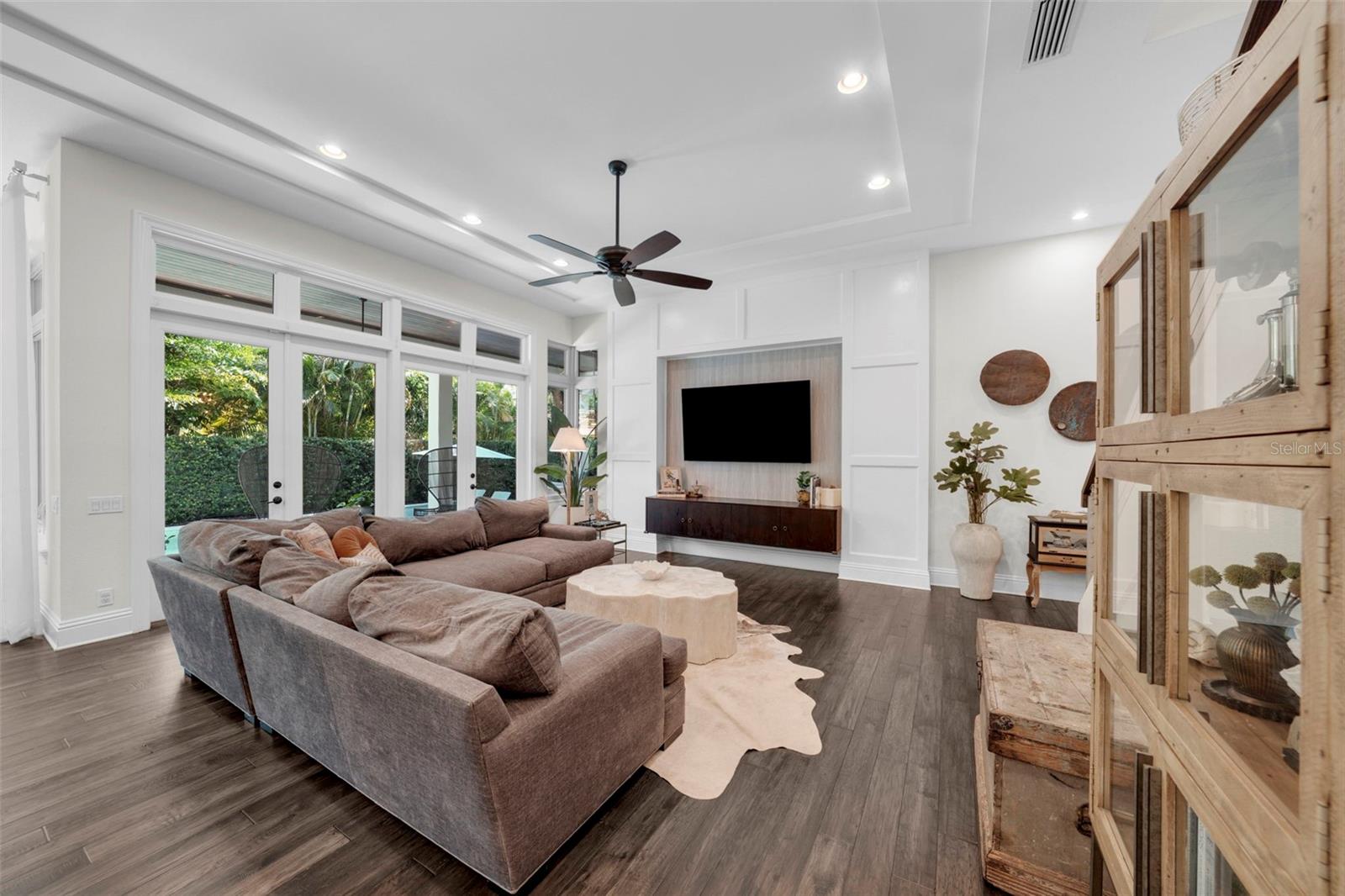 Listing photo id 13 for 4525 Swann Avenue