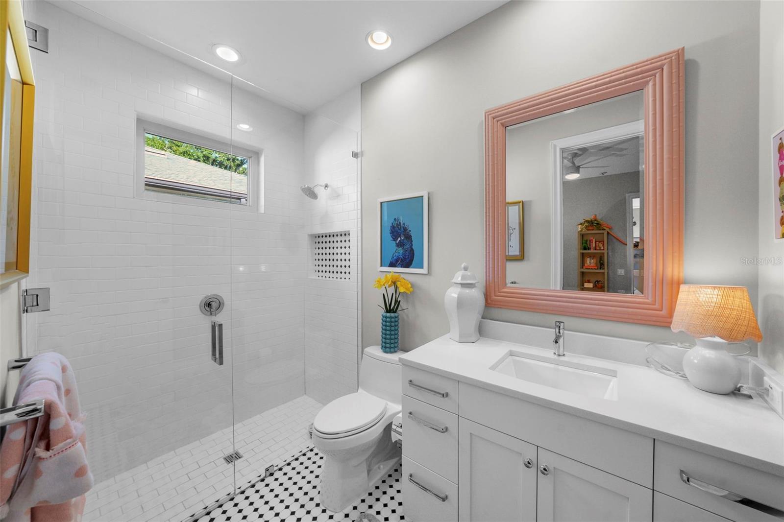 Listing photo id 70 for 4525 Swann Avenue