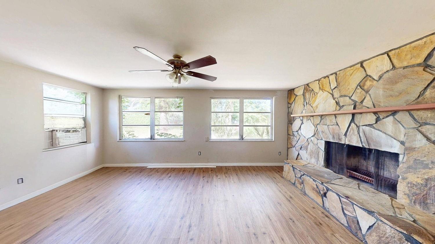 Listing photo id 13 for 12113 Victory Drive