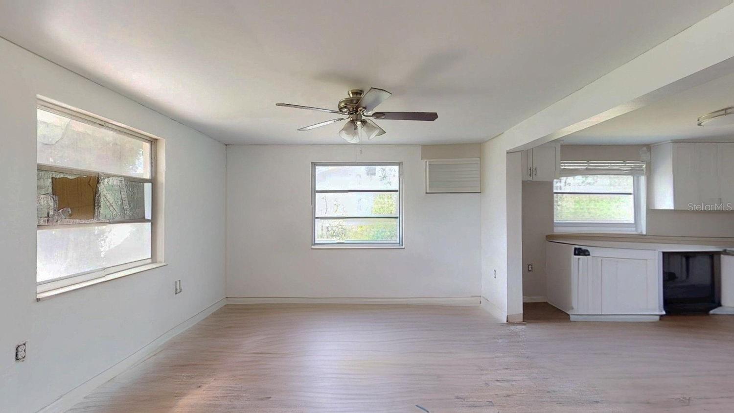 Listing photo id 2 for 12113 Victory Drive