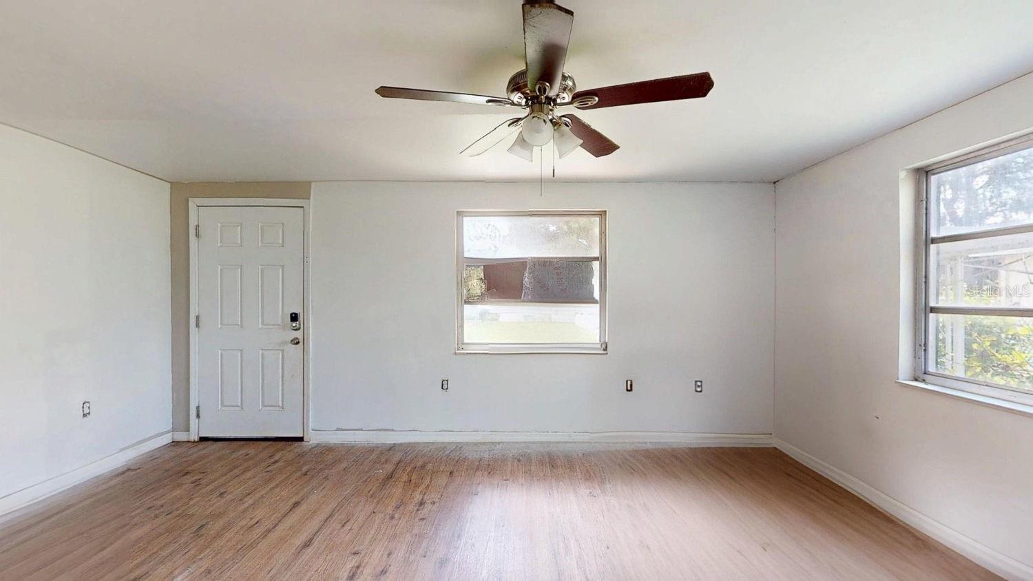 Listing photo id 3 for 12113 Victory Drive