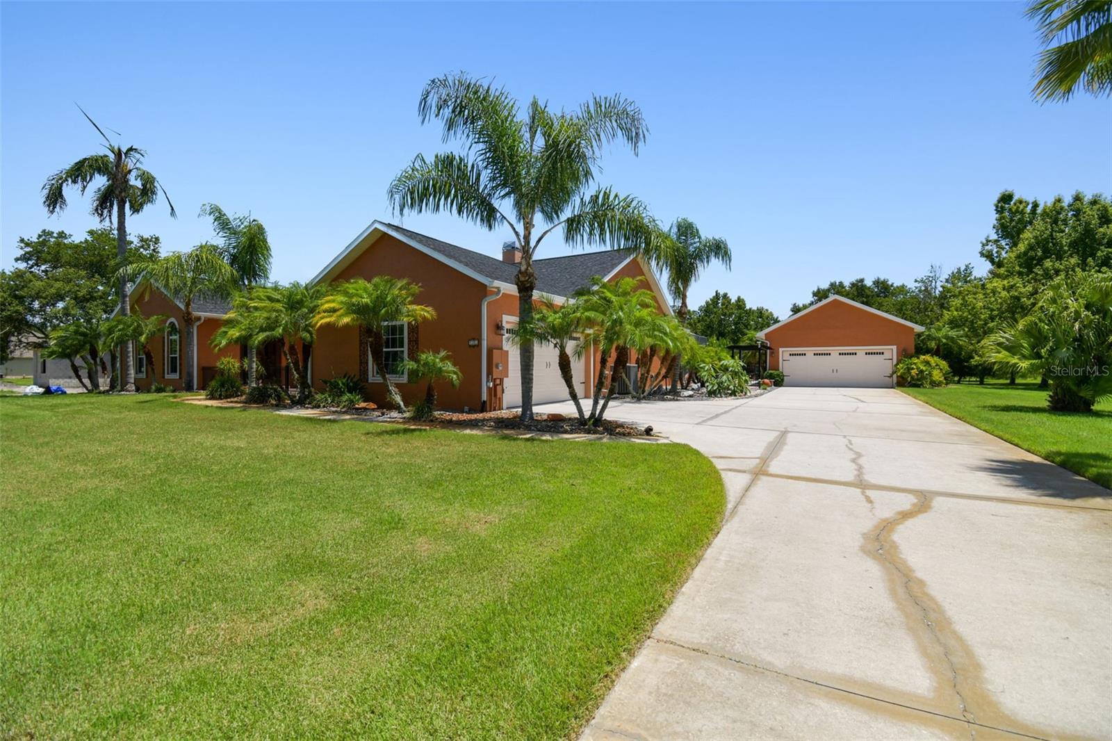 Listing photo id 0 for 2513 Martucci Road