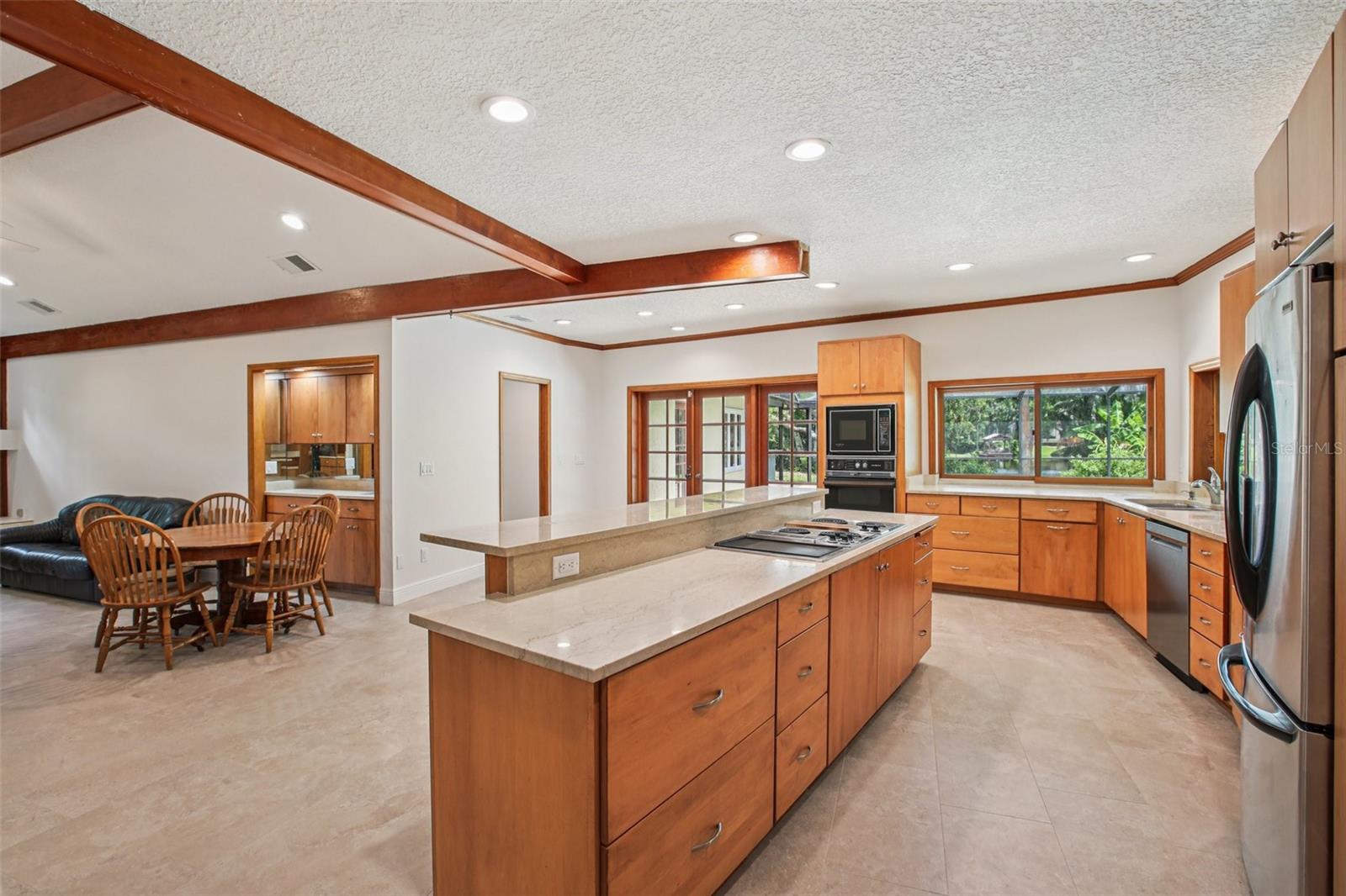 Listing photo id 10 for 4128 Carrollwood Village Drive
