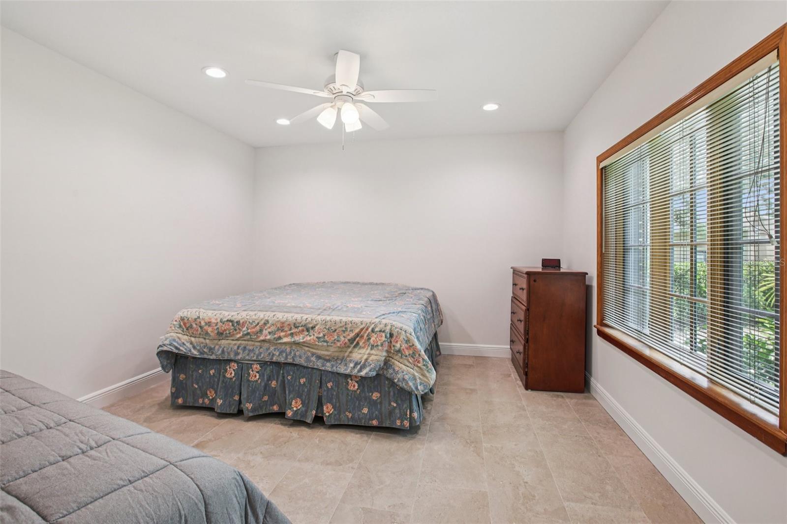 Listing photo id 14 for 4128 Carrollwood Village Drive