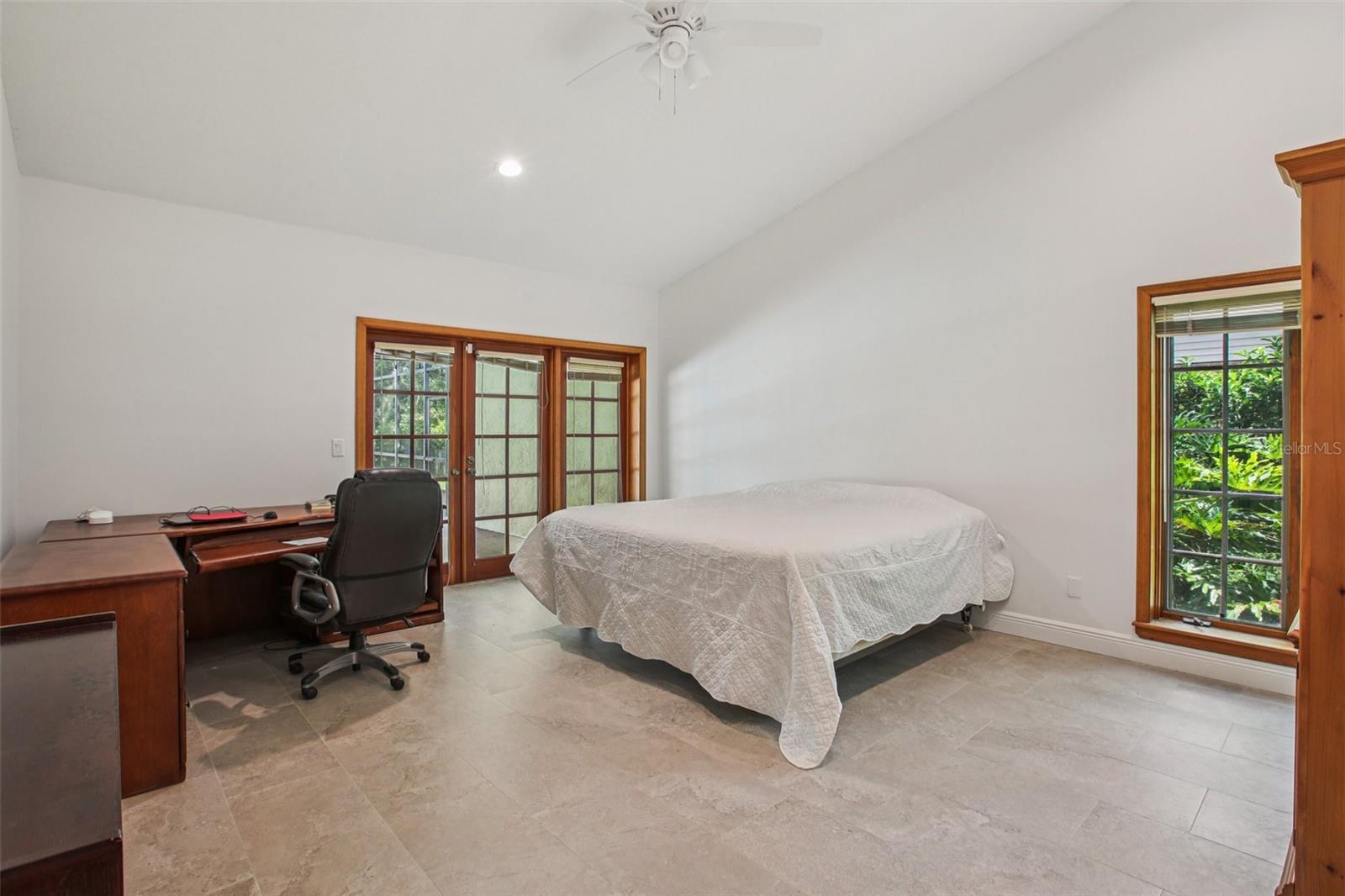 Listing photo id 17 for 4128 Carrollwood Village Drive