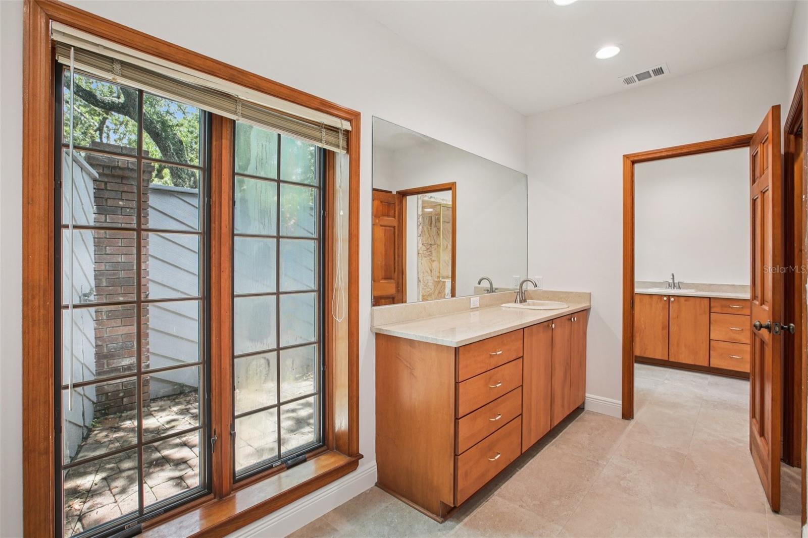 Listing photo id 18 for 4128 Carrollwood Village Drive
