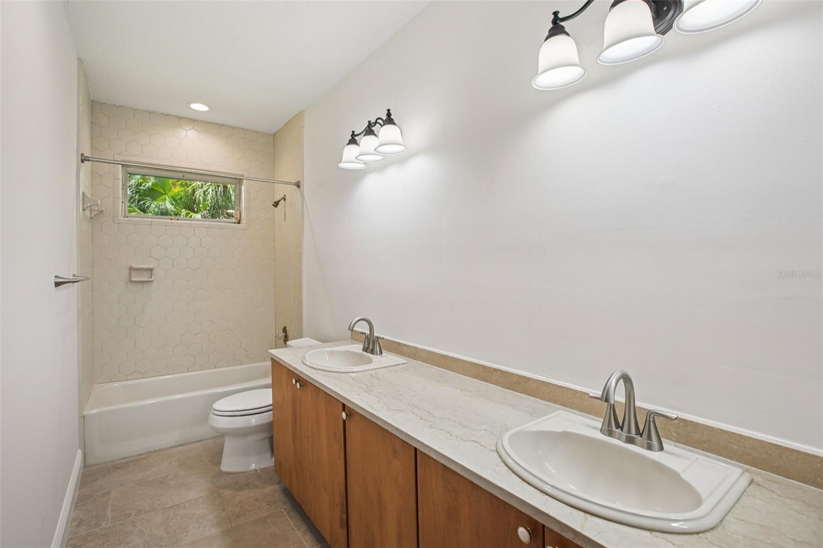 Listing photo id 24 for 4128 Carrollwood Village Drive