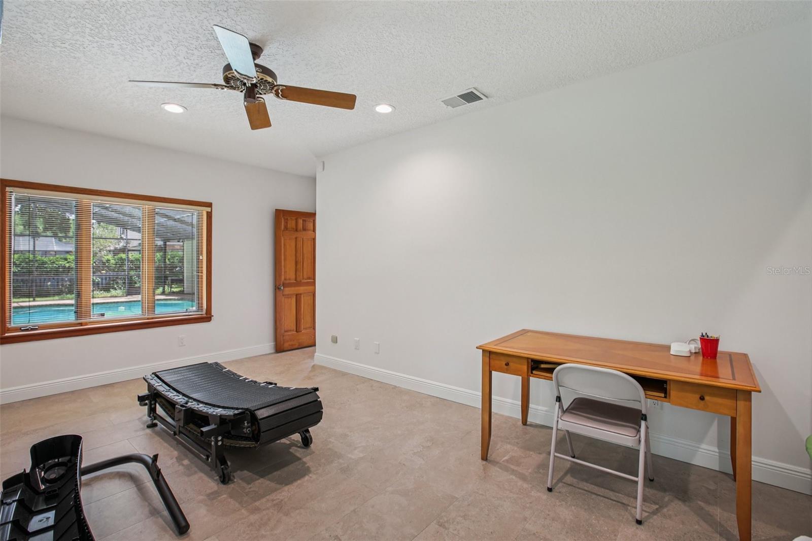Listing photo id 25 for 4128 Carrollwood Village Drive