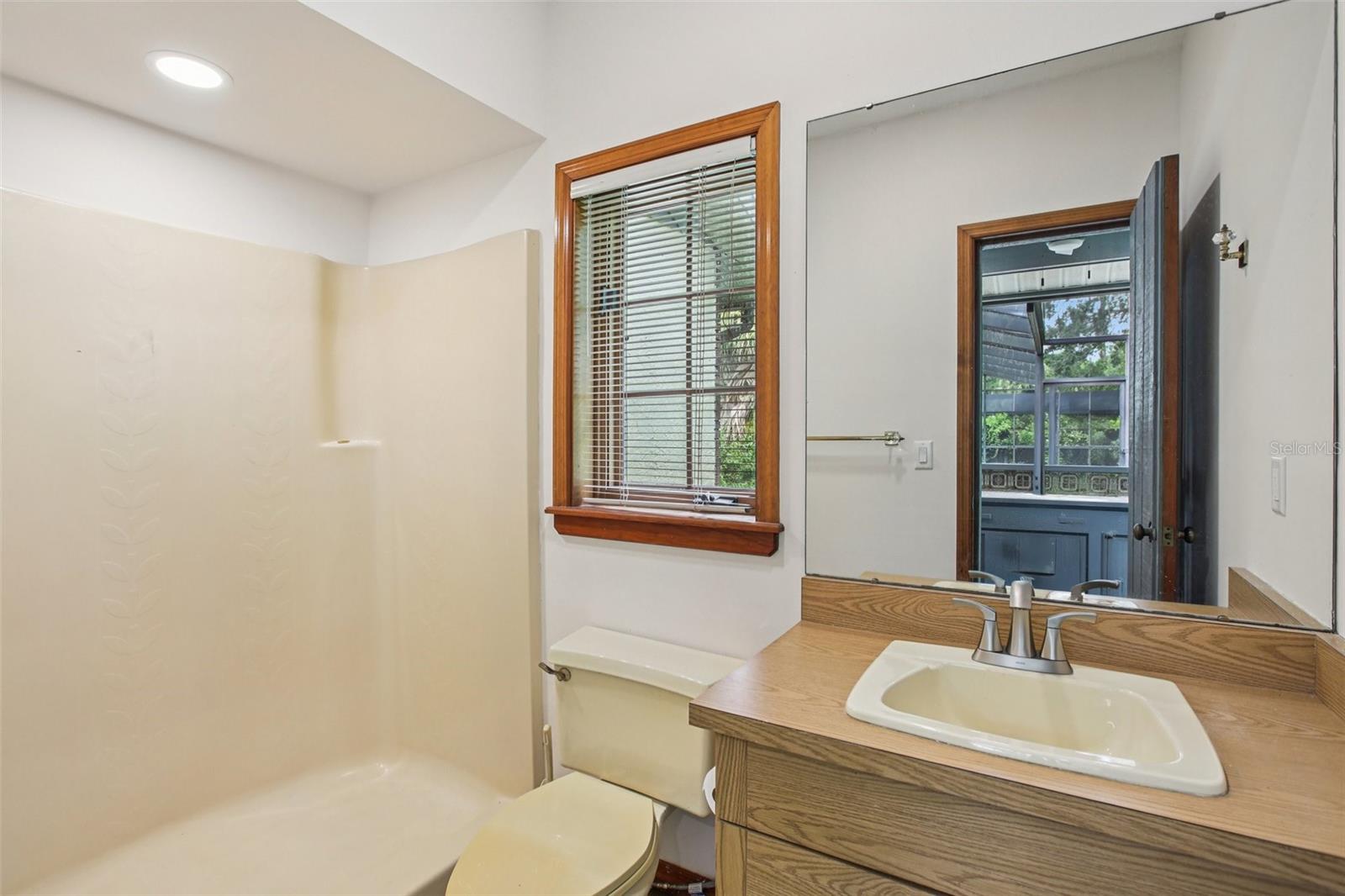 Listing photo id 26 for 4128 Carrollwood Village Drive