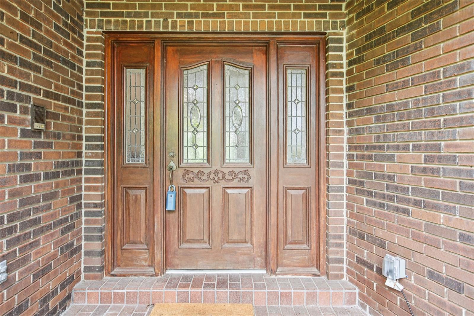 Listing photo id 1 for 4128 Carrollwood Village Drive
