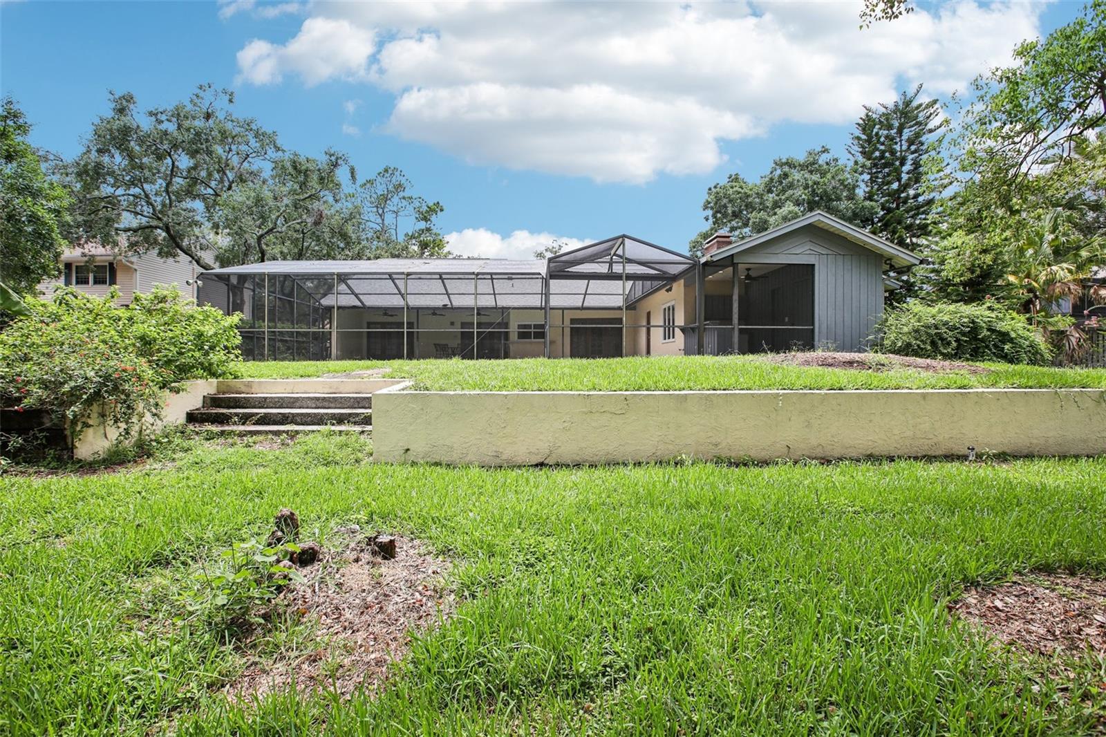 Listing photo id 33 for 4128 Carrollwood Village Drive
