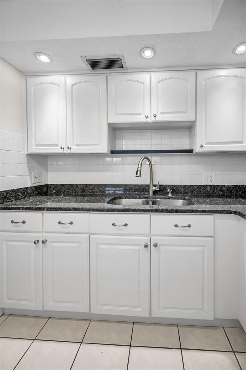 Image 25 of 61 For 920 Virginia Street 204