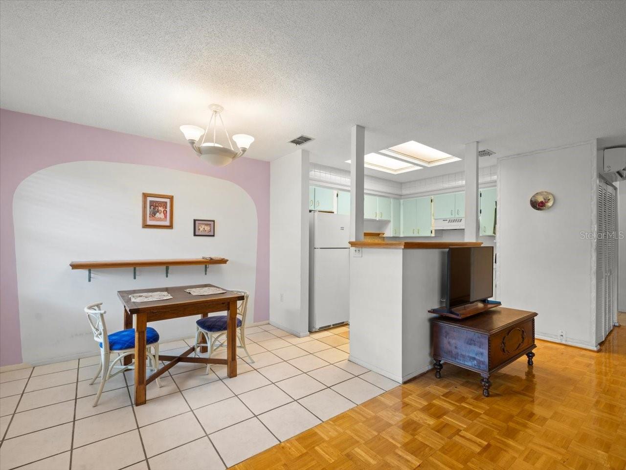 Image 9 of 31 For 2357 Walton Circle M6