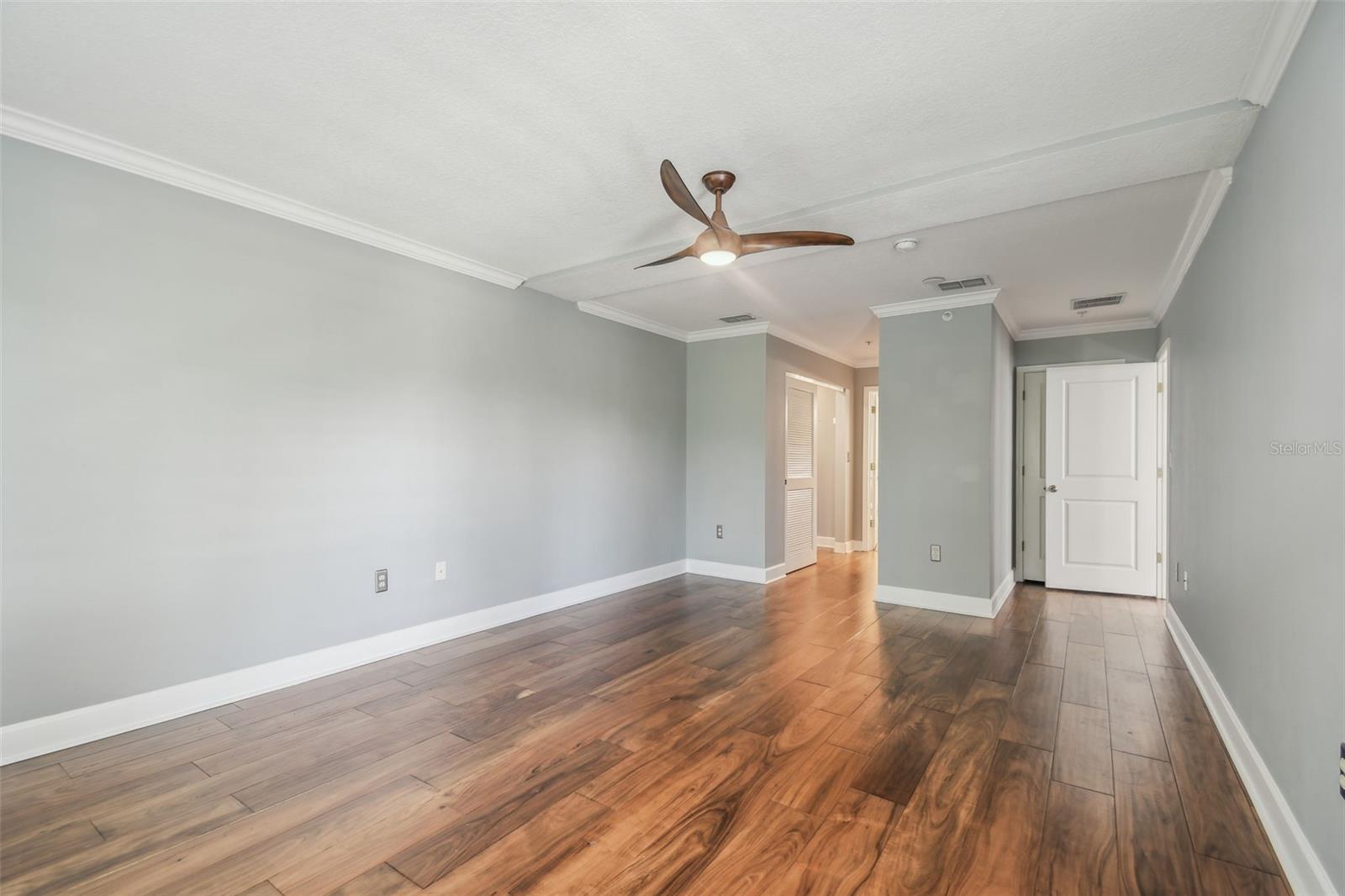 Listing photo id 13 for 435 Oregon Avenue 304