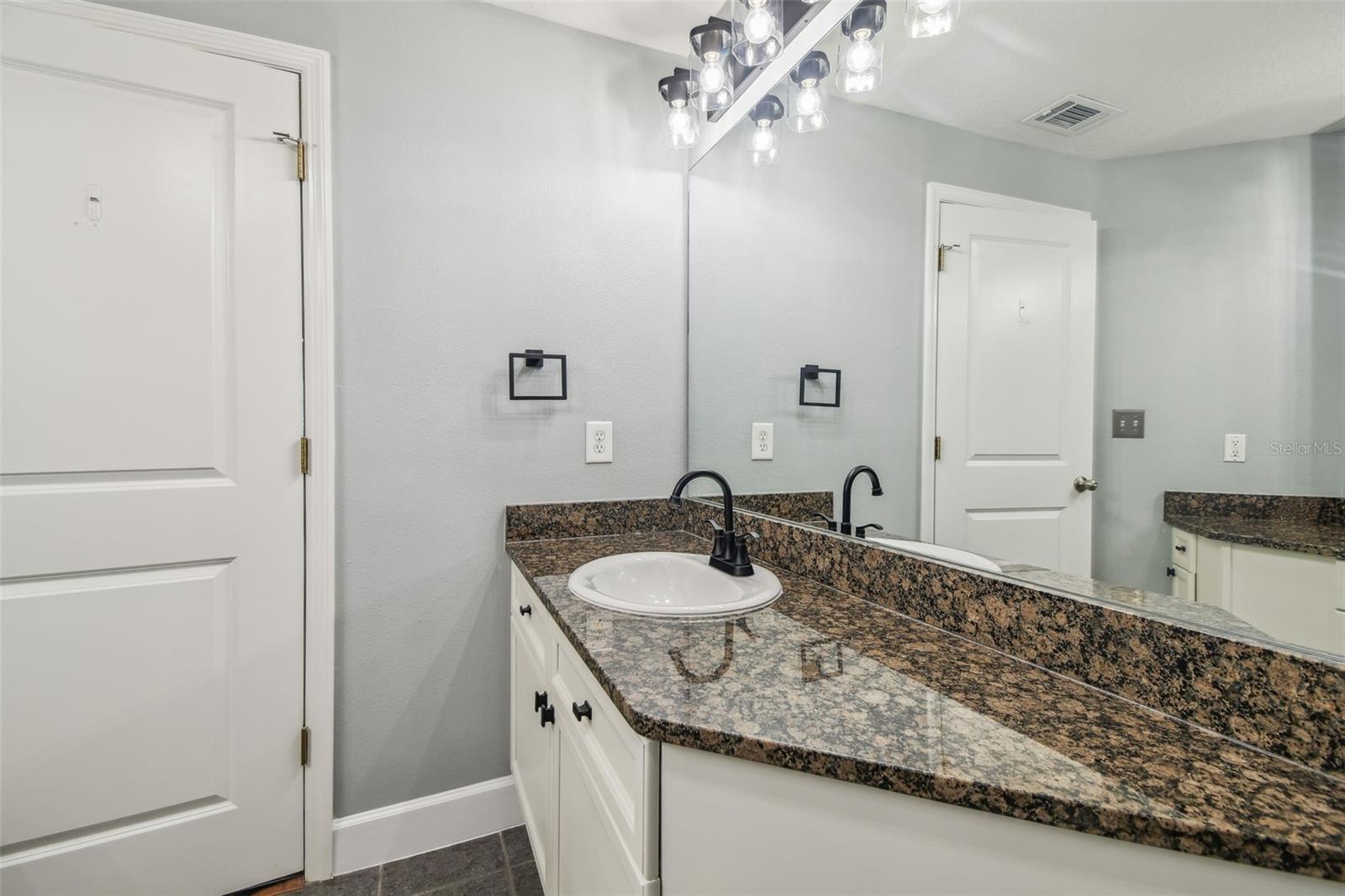 Listing photo id 17 for 435 Oregon Avenue 304