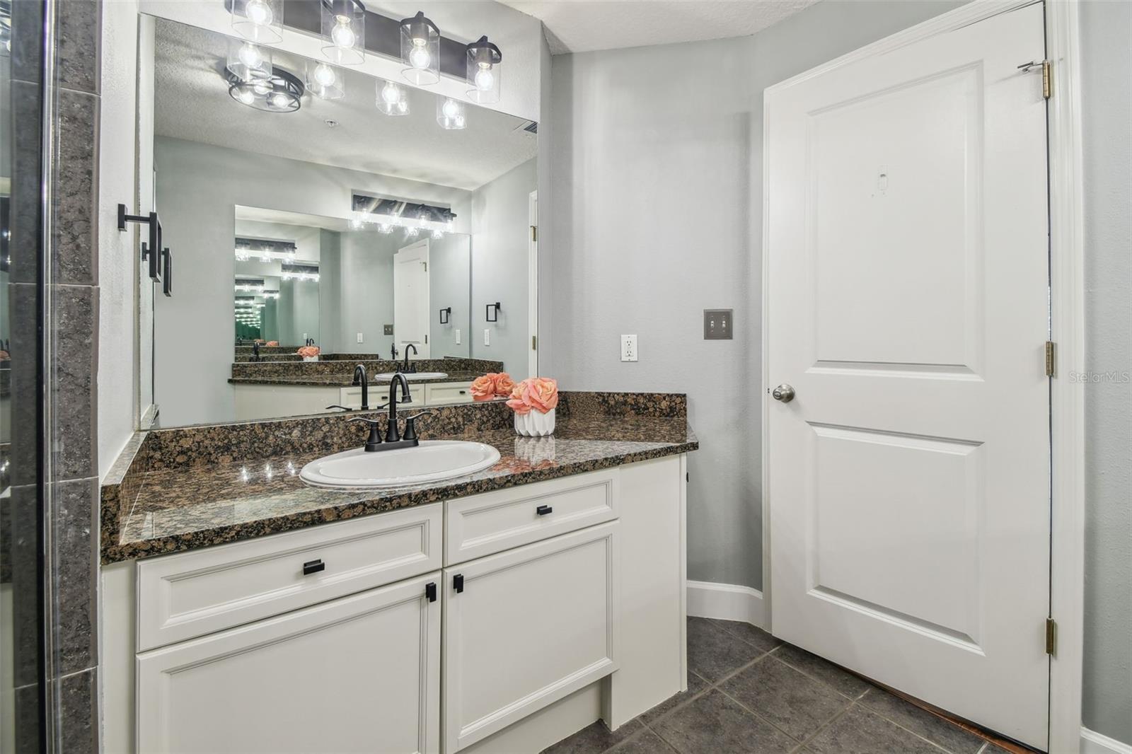 Listing photo id 18 for 435 Oregon Avenue 304