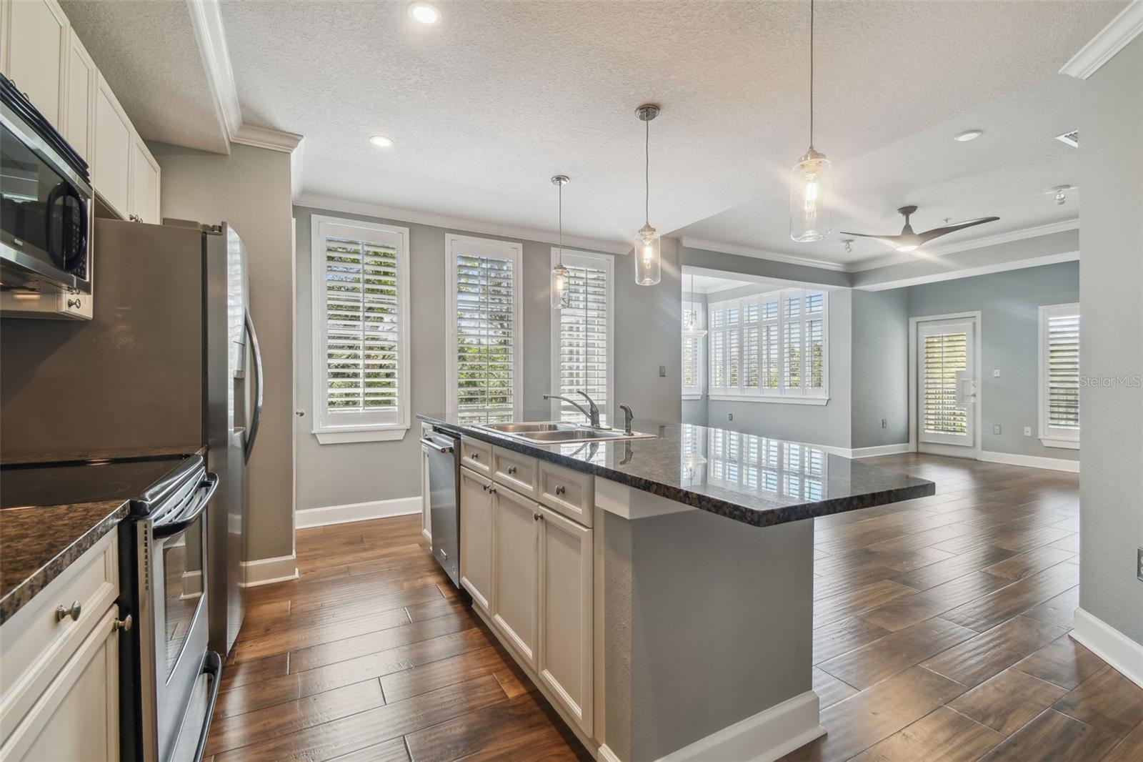Listing photo id 2 for 435 Oregon Avenue 304