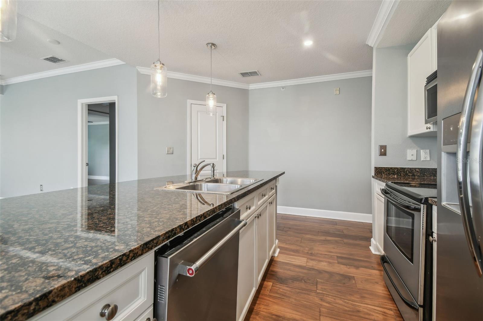 Listing photo id 5 for 435 Oregon Avenue 304