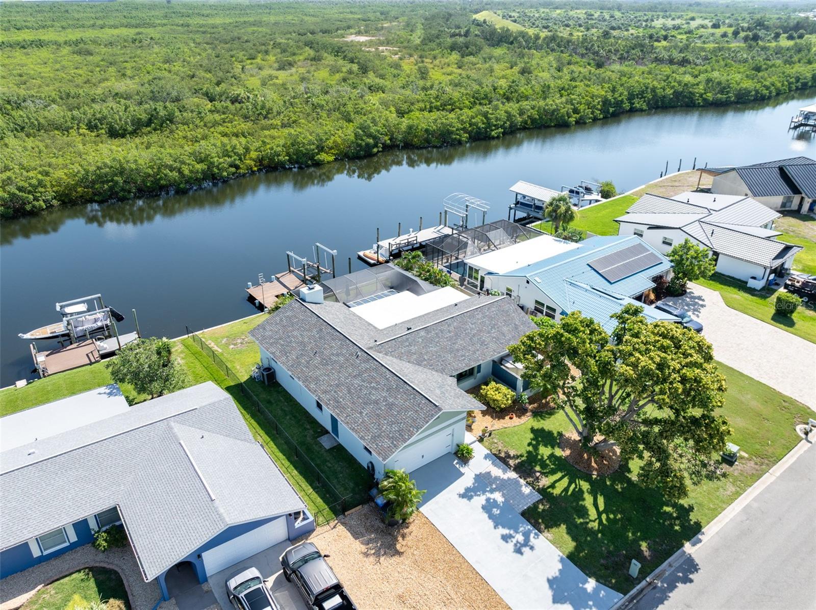 Listing photo id 8 for 909 Silver Palm Way