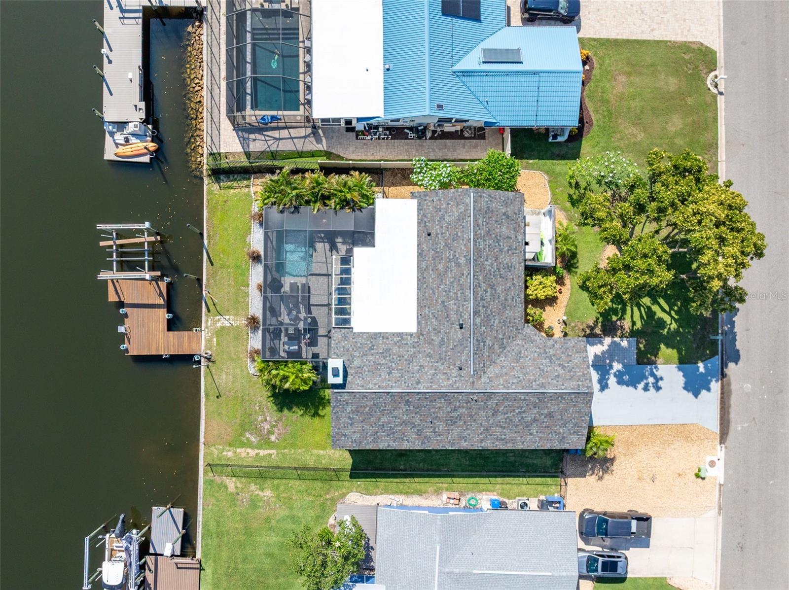 Listing photo id 9 for 909 Silver Palm Way