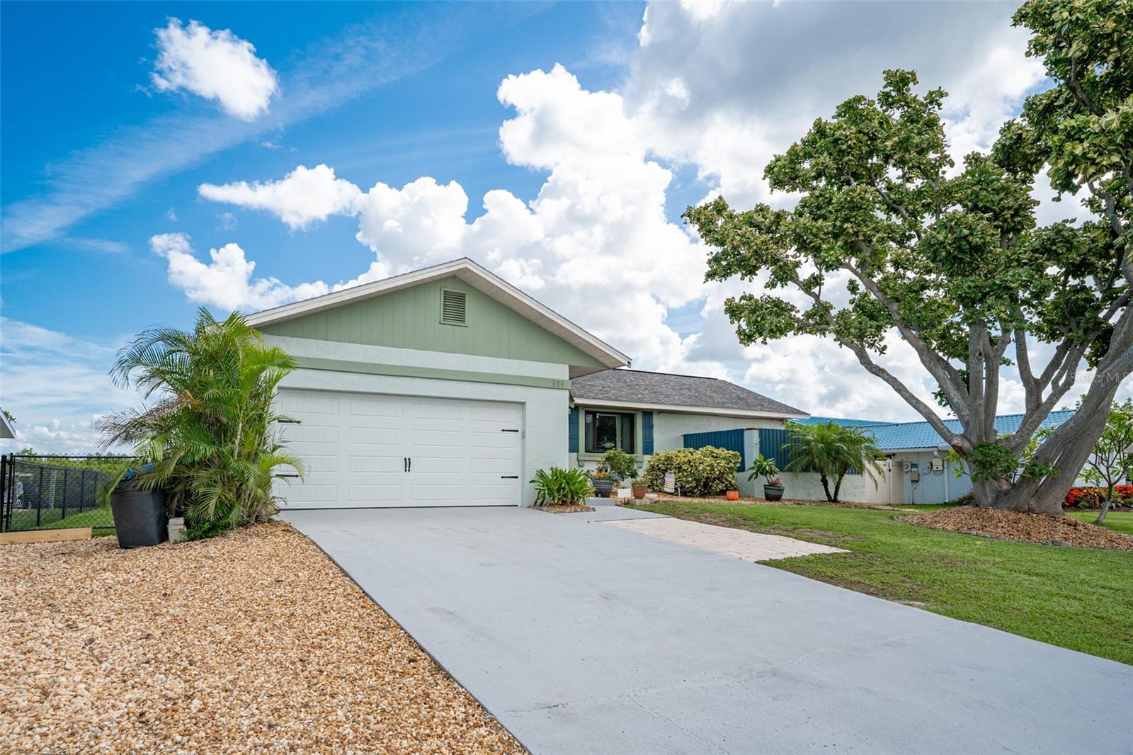 Listing photo id 10 for 909 Silver Palm Way
