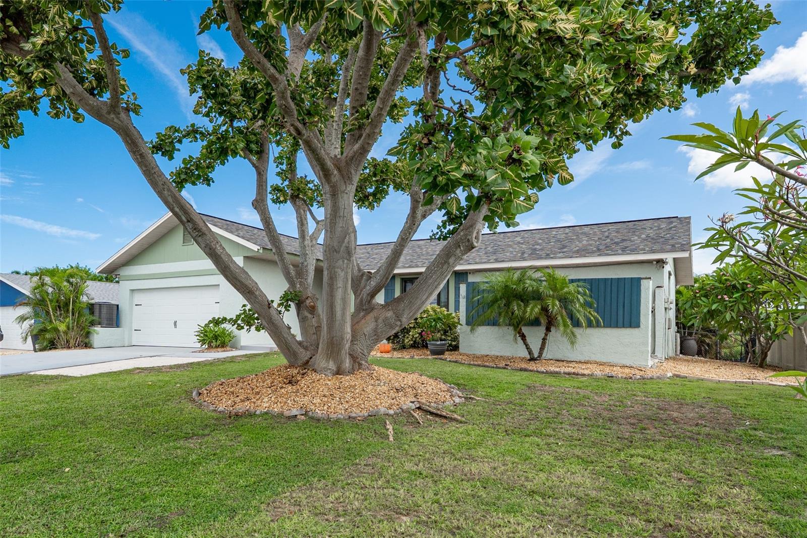 Listing photo id 11 for 909 Silver Palm Way