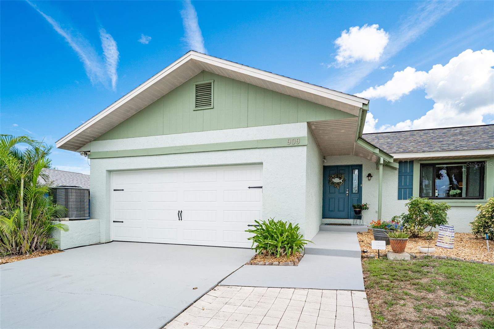 Listing photo id 12 for 909 Silver Palm Way