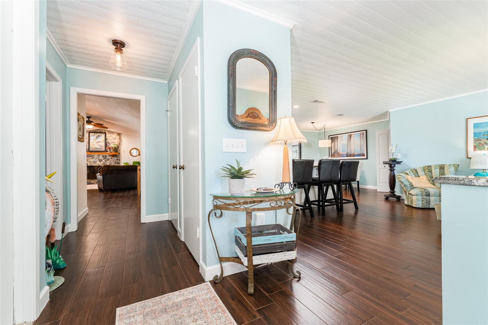 Listing photo id 15 for 909 Silver Palm Way