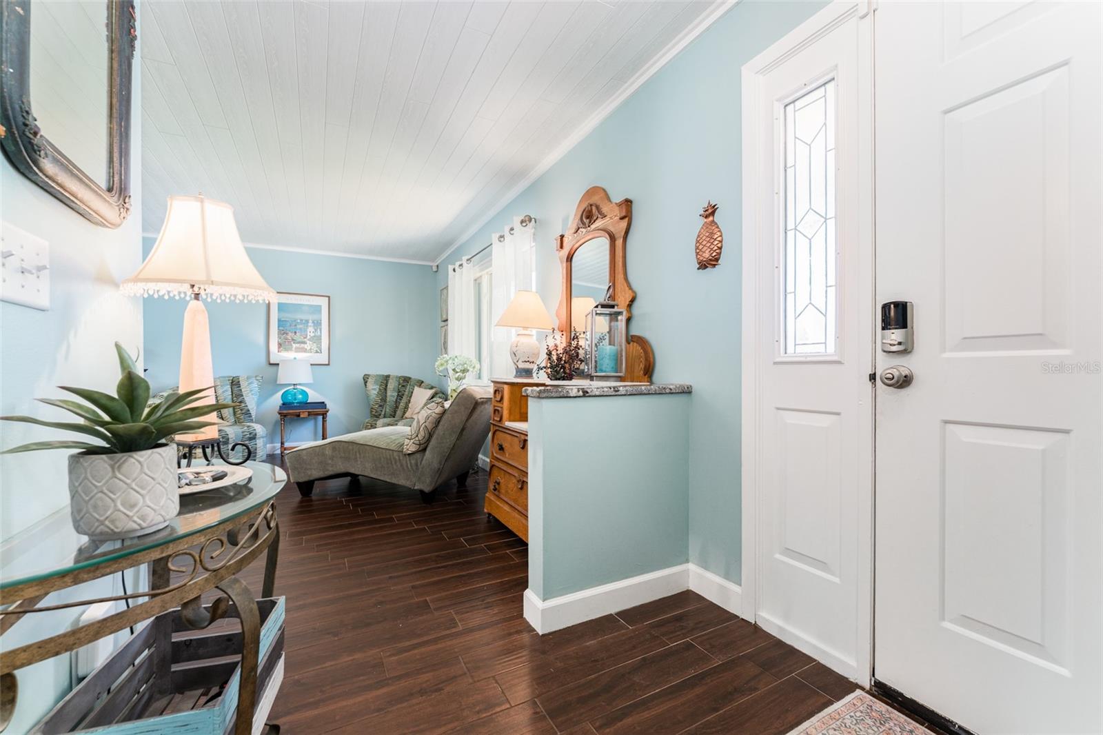 Listing photo id 16 for 909 Silver Palm Way
