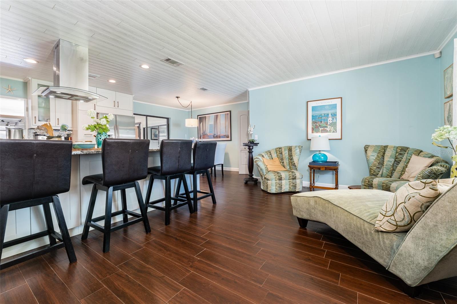 Listing photo id 17 for 909 Silver Palm Way