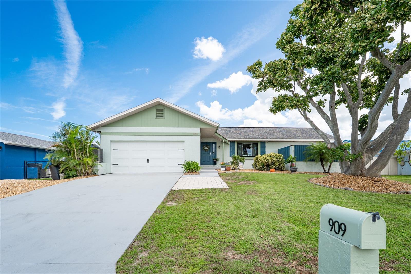Listing photo id 0 for 909 Silver Palm Way
