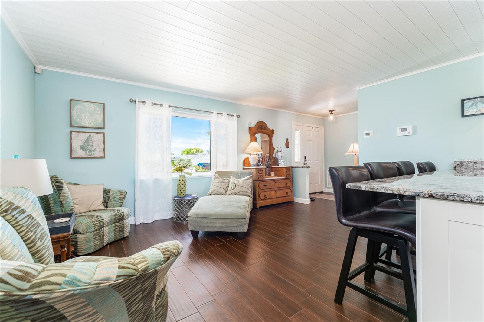 Listing photo id 18 for 909 Silver Palm Way