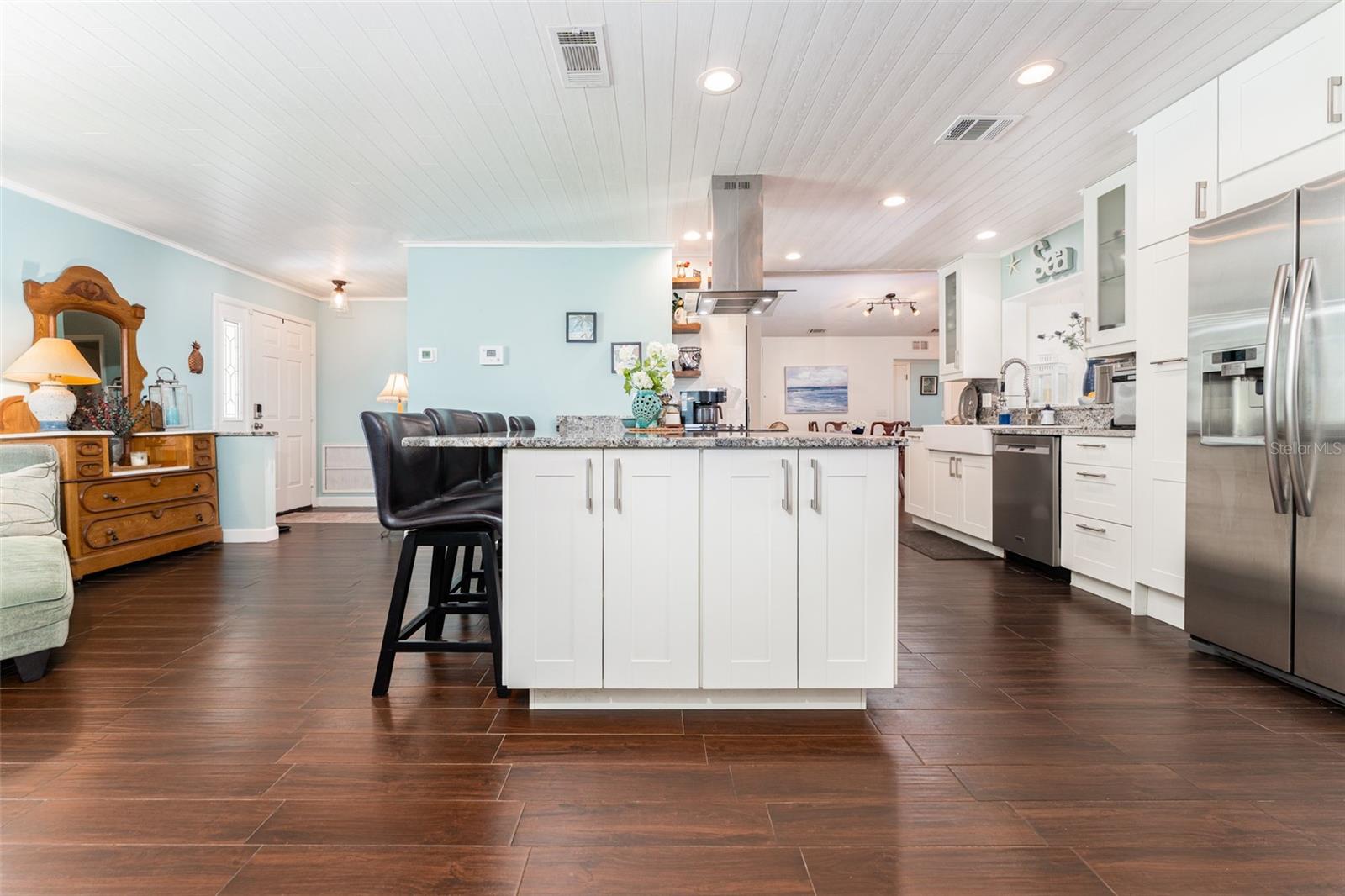 Listing photo id 19 for 909 Silver Palm Way