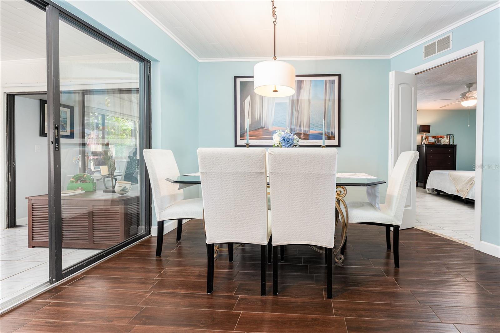 Listing photo id 20 for 909 Silver Palm Way