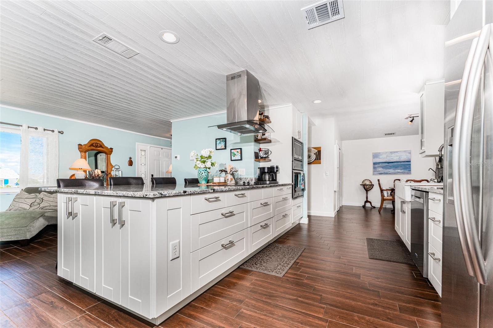 Listing photo id 21 for 909 Silver Palm Way