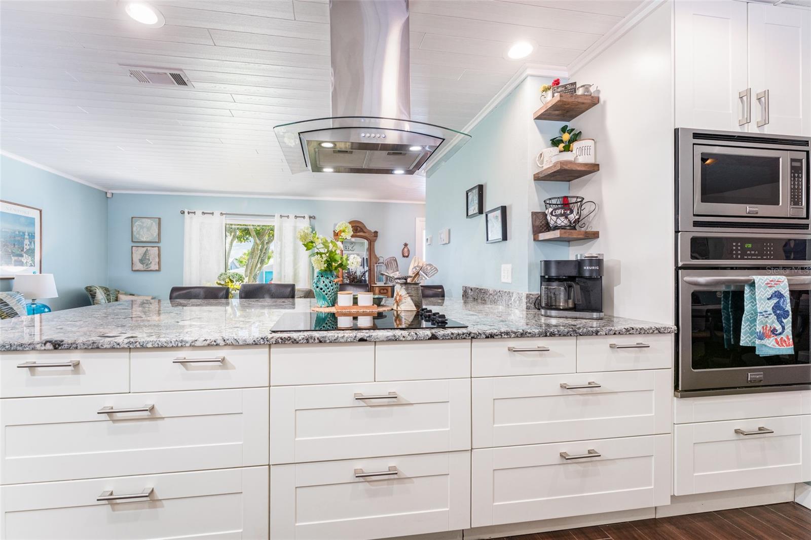 Listing photo id 22 for 909 Silver Palm Way