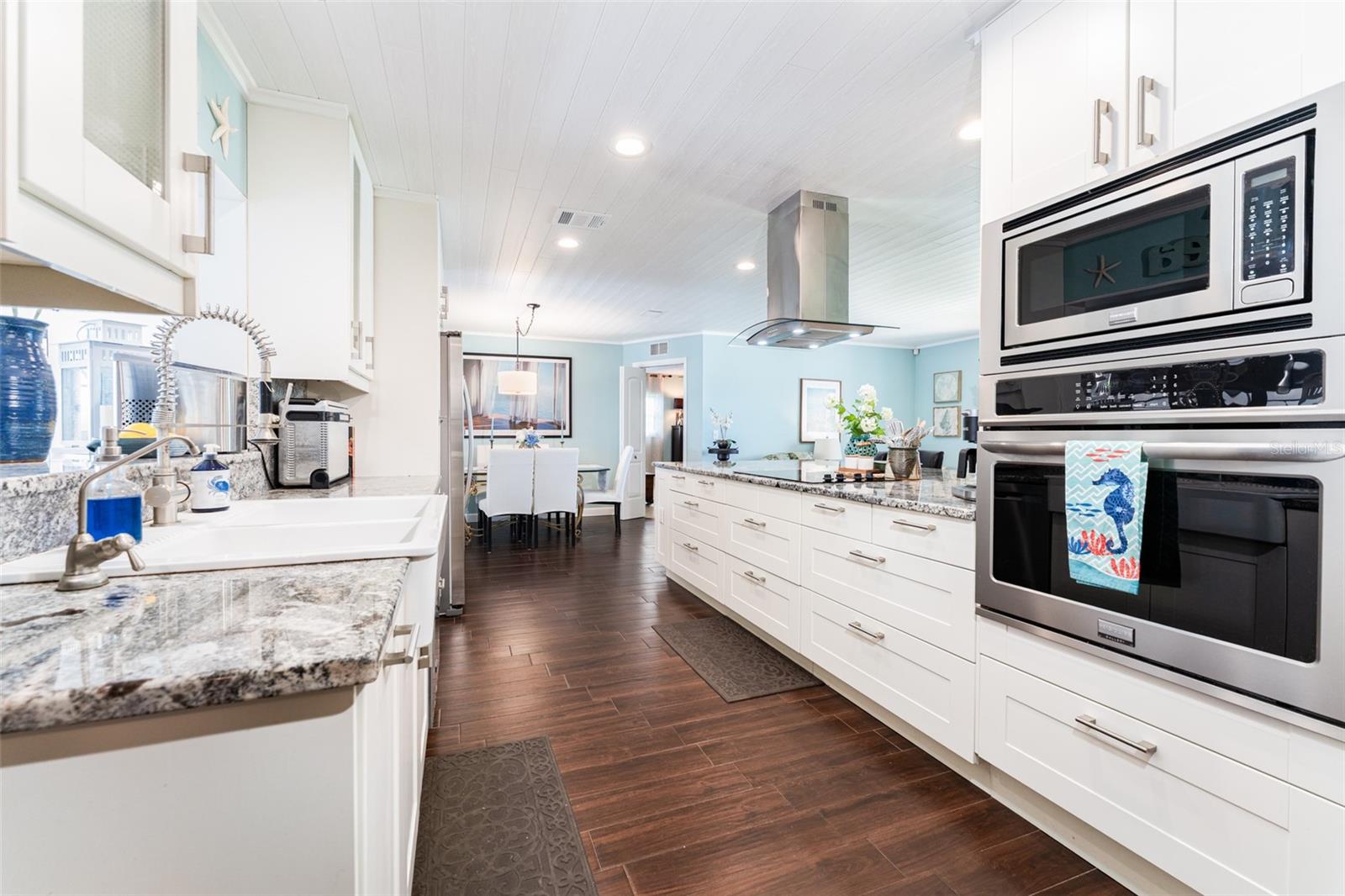Listing photo id 23 for 909 Silver Palm Way