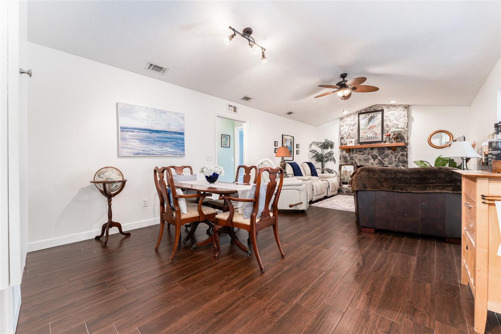 Listing photo id 24 for 909 Silver Palm Way